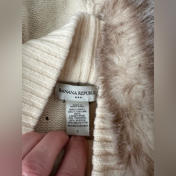 Vintage Y2K Banana Republic 100% lambswool sweater faux fur hood cream sz S - Picture 8 of 9